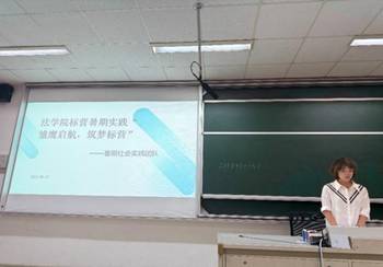 人的照片上写着字AI 生成的内容可能不正确。